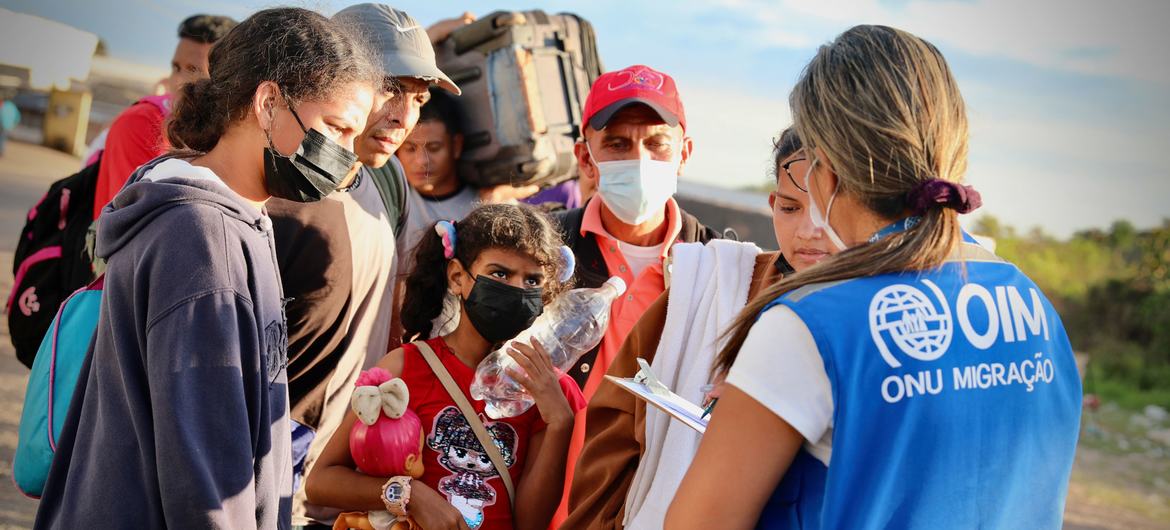 An IOM staff member registers Venezuelan migrants at a temporary accommodation center in Pacaraima, in the north of Brazil. An IOM staff member registers Venezuelan migrants at a temporary accommodation center in Pacaraima, in the north of Brazil.