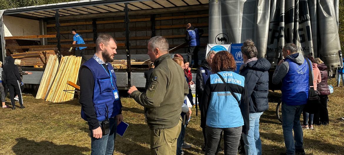 UN humanitarian workers visit the village of Hroza in the east of Ukraine, following an airstrike in October. (file) UN humanitarian workers visit the village of Hroza in the east of Ukraine, following an airstrike in October. (file)