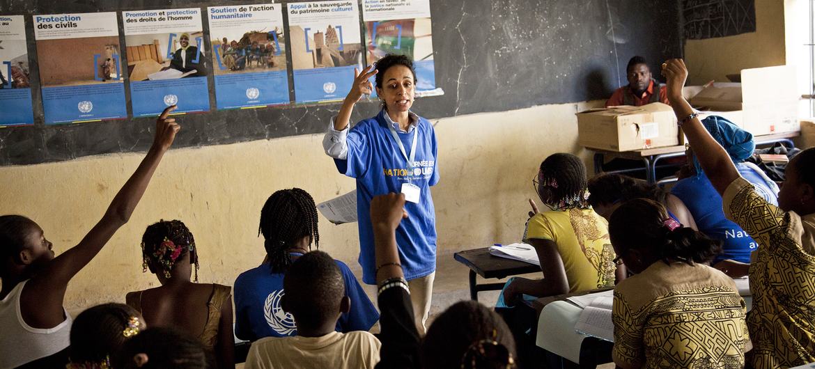 A UN civilian staff member explains the mandate of the peacekeeping mission, MINUSMA, to students in Bamako, Mali, in 2013. (file) A UN civilian staff member explains the mandate of the peacekeeping mission, MINUSMA, to students in Bamako, Mali, in 2013. (file)