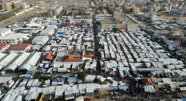 Thousands of displaced people have moved to Khan Younis, in southern Gaza. Thousands of displaced people have moved to Khan Younis, in southern Gaza.