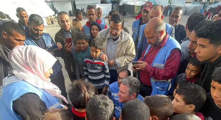 UNRWA staff continue to support communities in Gaza. (file) UNRWA staff continue to support communities in Gaza. (file)