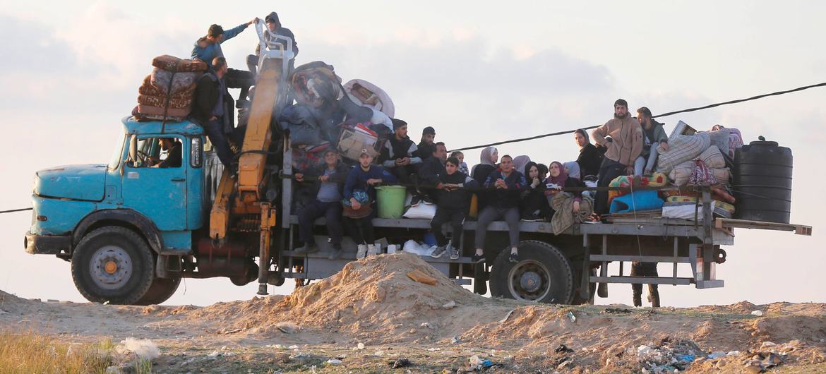 Families flee south from the central Gaza Strip. Families flee south from the central Gaza Strip.