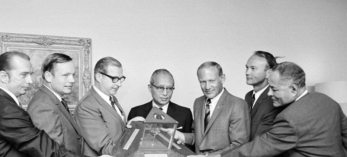 US astronauts and representatives present UN Secretary-General U Thant with a piece of lunar rock and the UN flag that accompanied astronauts Neil Armstrong, Edwin Aldrin, Jr. and Michael Collins on their journey to the Moon in 1969. (file) US astronauts and representatives present UN Secretary-General U Thant with a piece of lunar rock and the UN flag that accompanied astronauts Neil Armstrong, Edwin Aldrin, Jr. and Michael Collins on their journey to the Moon in 1969. (file)