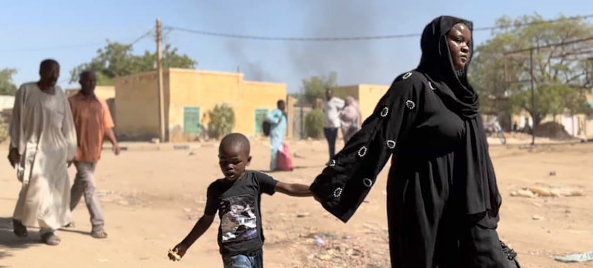 Children and families flee by foot from Wad Madani, in Al Jazirah state, Sudan, following clashes in December. (file) Children and families flee by foot from Wad Madani, in Al Jazirah state, Sudan, following clashes in December. (file)