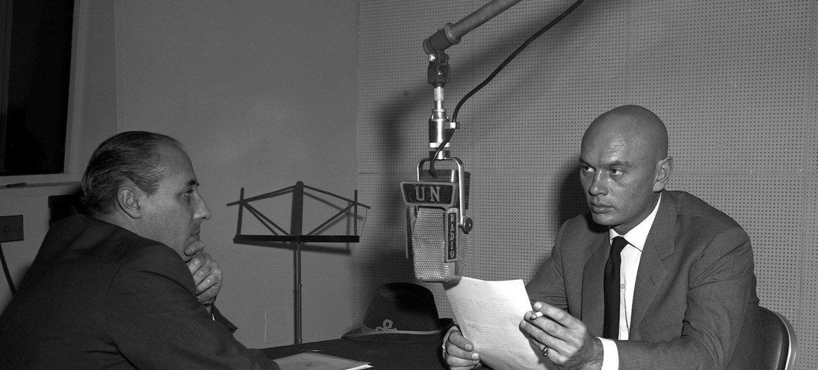 Actor Yul Brynner (right) in the UN Radio studio at UN Headquarters in New York in 1960. (file) Actor Yul Brynner (right) in the UN Radio studio at UN Headquarters in New York in 1960. (file)