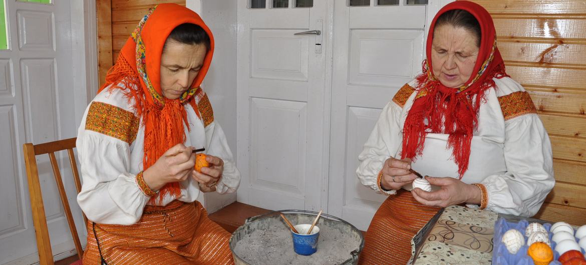 Pysanka, the Ukrainian tradition and art of decorating eggs. Pysanka, the Ukrainian tradition and art of decorating eggs.