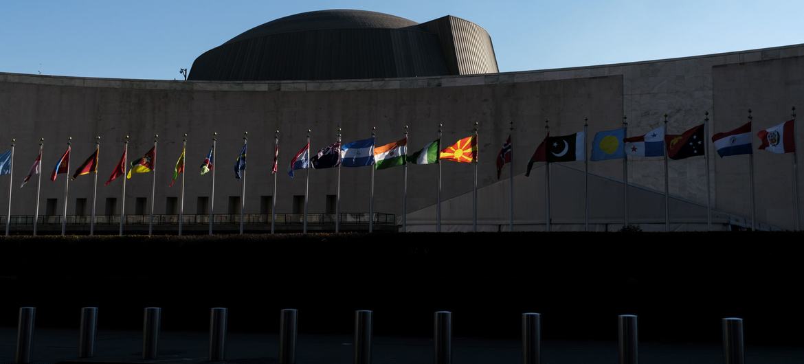 On weekends, only the UN flag is raised, but during UN General Assembly high-level week held in September each year, the flags of the UN and the world remain flying around the clock. On weekends, only the UN flag is raised, but during UN General Assembly high-level week held in September each year, the flags of the UN and the world remain flying around the clock.