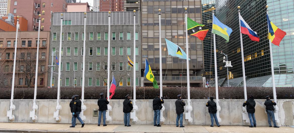 The flags outside UN Headquarters are raised manually by UN security officers every weekday morning at approximately 8 am and lowered every weekday at around 4 pm, except in cases of bad weather. The flags outside UN Headquarters are raised manually by UN security officers every weekday morning at approximately 8 am and lowered every weekday at around 4 pm, except in cases of bad weather.
